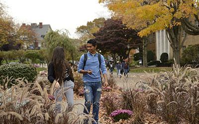 布法罗大学的学生在校园里散步
