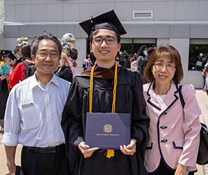 Sungkeel Yamada和他的父母在2021年的毕业典礼上